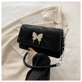 Détail du sac sous le bras plissé noir avec boucle papillon argentée et bandoulière chaîne - Noir