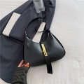 Bolso hobo negro clásico vintage con cierre de pistón dorado sobre fondo blanco - Negro