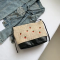 Borsa a secchiello intrecciata con ricamo di fragole e tracolla in pelle nera - Nero
