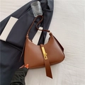Bolso baguette vintage marrón en cuero sintético con hebilla dorada y correa larga - Marrón