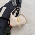 Bolso hobo blanco crema elegante con hebilla dorada icónica y acabado de cuero suave - Blanco Roto