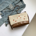 Borsa a secchiello intrecciata beige con ricamo di fragole e tracolla in similpelle marrone - Marrone