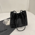 Grand sac cabas noir avec poignées tressées et détails de surpiqûres blanches contrastées - Noir sans Pendentif