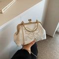 Elegante chinesische Abendtasche in Weiß mit Perlenherz und goldener Kettenriemen - Weiß