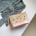 Borsa a secchiello in paglia con tracolla rosa e ricamo a fragola - Rosa