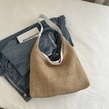 Beigefarbene Strohtasche mit weißen Schultergurten auf Jeansjacke, Sommer-Strandstil - Weiß