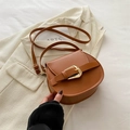 Bolso tipo silla marrón elegante con hebilla dorada grande y correa ajustable - Marrón