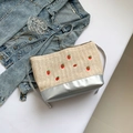 Secchiello intrecciato con ricamo di fragole e dettagli metallizzati argento su bianco - Argento
