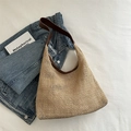 Beigefarbene hohle Stroh-Hobo-Tasche mit dunkelbraunen Lederriemen für den Sommerstrand - Braun