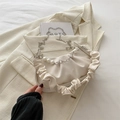 Elegante borsa a mezzaluna beige a pieghe con catena d'argento e dettagli in perle - Bianco