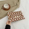 Elegante braun-weiße geometrische Umschlag-Clutch mit goldenen Metallbesatz-Akzenten - Braun