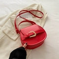 Modische rote Satteltasche aus PU-Leder mit goldener Schnalle und Umhängegurt - Rot