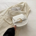 Minimalistische weiße Satteltasche mit großer Goldschnalle und verstellbarem Gurt aus Leder - Weiß