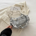 Borsa a nuvola argento con catena di perle e texture a pieghe per uno stile alla moda - Argento