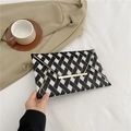 Elegante Briefumschlag-Clutch mit schwarz-weißem Webmuster und goldener Metallkante - Schwarz