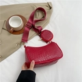 Dunkelrote Baguette-Tasche mit Webstruktur, Rundbeutel und breitem Textilschultergurt - Rot