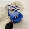 Modische blaue Satteltasche mit einer großen goldenen Metallschnalle oben - Blau