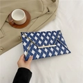 Blau-weiß gestreifte Umschlag-Clutch mit eleganten goldenen Metallkanten-Details - Blau