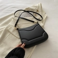 Borsa a tracolla trapuntata nera opaca con ganci dorati e design minimalista - Nero