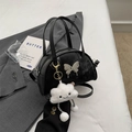 Borsa a conchiglia nera con farfalla d'argento e ciondolo a nuvola in peluche - Con Ornamento / Nero