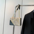 Bolso cuadrado estilo chino con textura de mármol y correa de cadena dorada - Negro