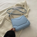 Borsa a tracolla azzurra in ecopelle con motivi trapuntati e dettagli dorati - Blu