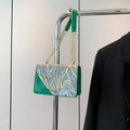 Bolso bandolera verde esmeralda con solapa marmoleada y cadena dorada - Verde