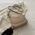Elegante borsa beige a tracolla con trapuntatura a onde e cinturino dorato regolabile - Cachi