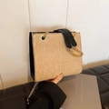 Strohhandtasche für Damen mit schwarzem Lederbesatz und goldener Kettenverzierung - Gewebtes Schwarz