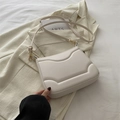 Borsa a spalla bianco crema minimalista con trama a rilievo e tracolla regolabile - Bianco