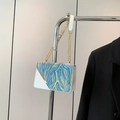 Bolso bandolera azul y blanco con textura floral y correa de cadena dorada - Azul