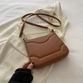 Borsa a tracolla marrone scuro in pelle con trama a onde e dettagli dorati - Marrone