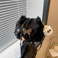 Schwarze Plissee Beuteltasche mit silbernem Schmetterling und Kettenriemen - Mit Anhänger / Schwarz