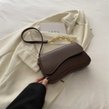Bolso de silla marrón oscuro en cuero sintético liso con cadena dorada y solapa irregular - Marrón