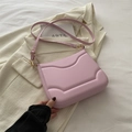 Borsa sottobraccio rosa dal design francese con texture goffrata e fibbia dorata - Rosa