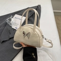 Cremeweiße Bowling-Handtasche mit silbernem Schmetterling und Schultergurt - Ohne Anhänger / Gebrochenes Weiß