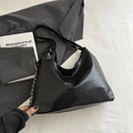 Borsa Hobo nera in pelle con catena d'argento e goffratura di lettere per donna - Grande / Nero Grande