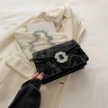 Chique zwarte crossbodytas met marmerpatroon en een glinsterende strass-gesp - Zwart