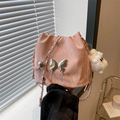 Schicke rosa plissierte Beuteltasche mit Schmetterlings-Detail und Metallkette - Mit Anhänger / Rosa