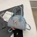 Hellblaue Bowling-Tasche mit silbernem Schmetterling und abnehmbarem Gurt auf Leinen - Ohne Anhänger / Blau