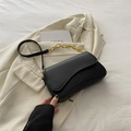 Bolso de hombro negro en piel sintética con solapa asimétrica y cadena de metal dorado - Negro