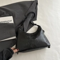 Borsa a spalla minimalista in pelle PU nera con scritte MUDOU COLO DESING in rilievo - Piccolo / Nero Piccolo