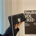 Borsa a tracolla nera trapuntata con chiusura a serratura argento e tracolla a catena - Grande / Nero