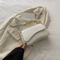 Bolso bandolera blanco elegante en cuero mate con detalle de cadena dorada gruesa - Blanco