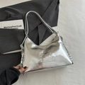 Secchiello metallizzato argento con logo a rilievo e tracolla a catena in stile moderno - Piccolo / Argento Piccolo