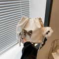 Schicke weiße Falten-Beuteltasche mit Kette und Schmetterlingsanhänger in der Hand - Mit Anhänger / Weiß