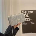 Borsa a catena a pieghe grigio chiaro minimalista con chiusura a rotazione in metallo - Grande / Argento