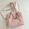 Elegante borsa tote rosa con catena argento, perle bianche e un delicato ciondolo a farfalla - Rosa