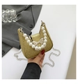 Dettaglio della borsa a mezzaluna glitterata dorata con manico di perle - Oro