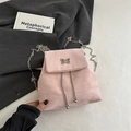 Roze fluwelen mini rugzak met metalen vlindersluiting en zilveren kettingriem - Roze